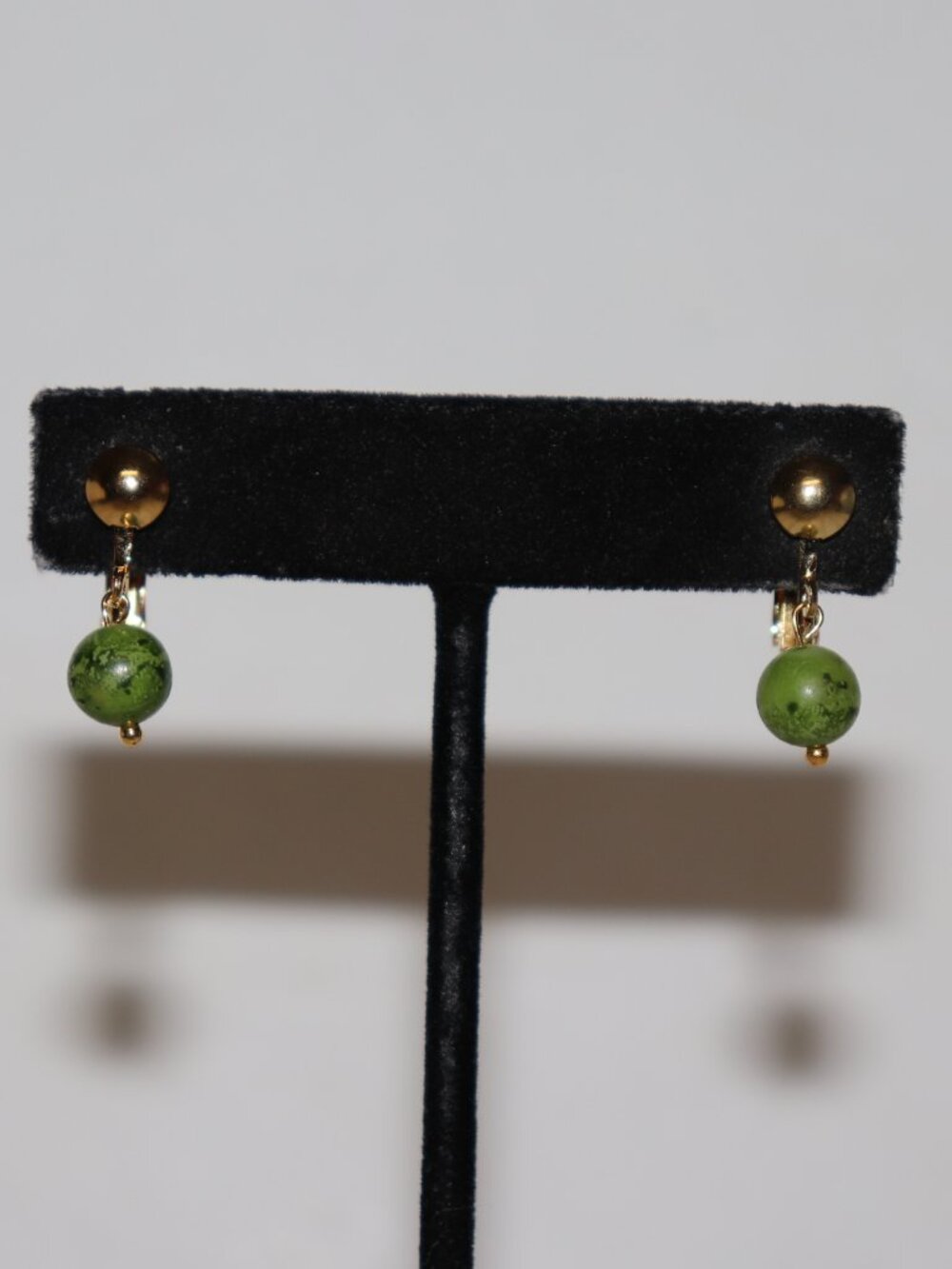 💚✨ NWOT Gold & Green Clip‑On Earrings · 7/8"